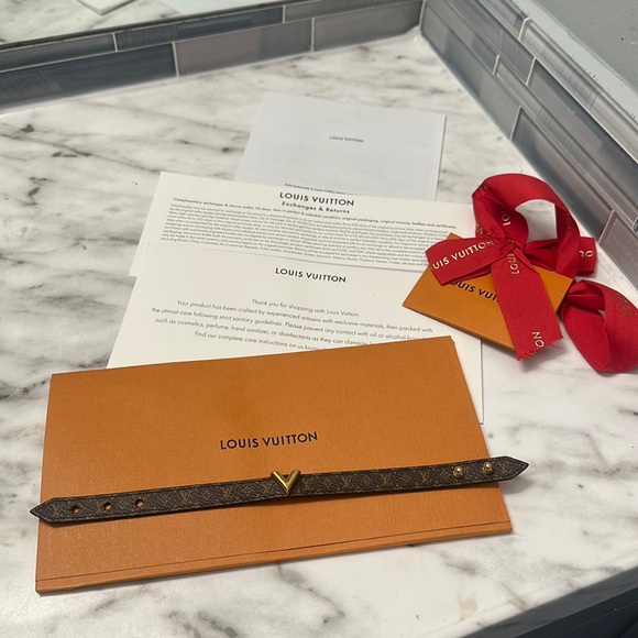 Louis Vuitton essential V bracelet . - Picture 4 of 4